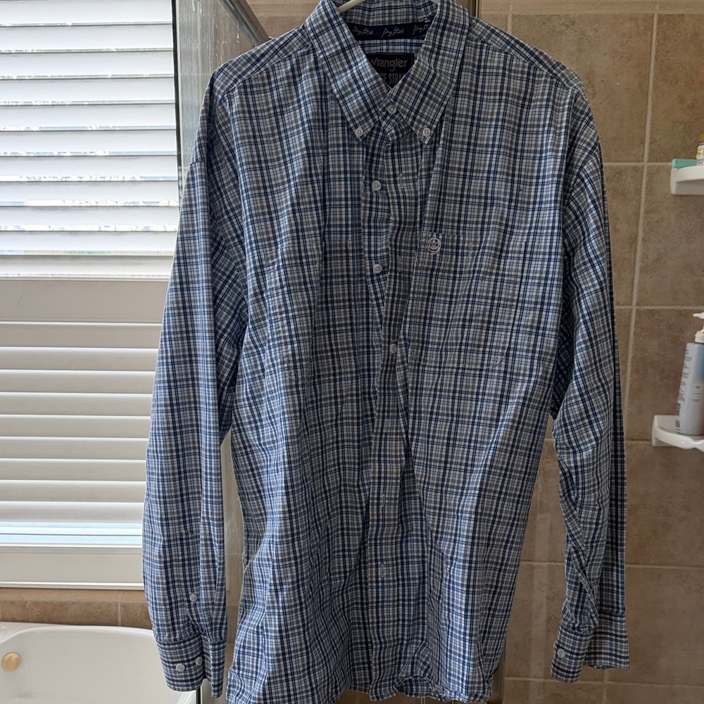 Wrangler Men's Blue and White Plaid Button-Down Shirt